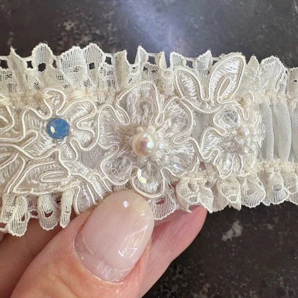 For the Bride - Beautiful Cream Lace Garter with Beading & Pearls - Picture 4 of 13